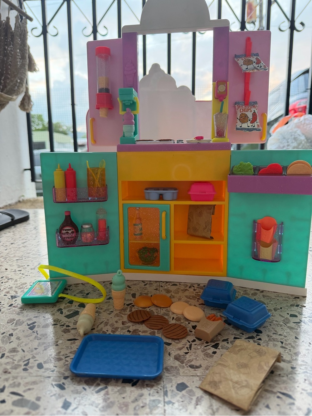 Glitter Girls Drive Thru Windoy Playset